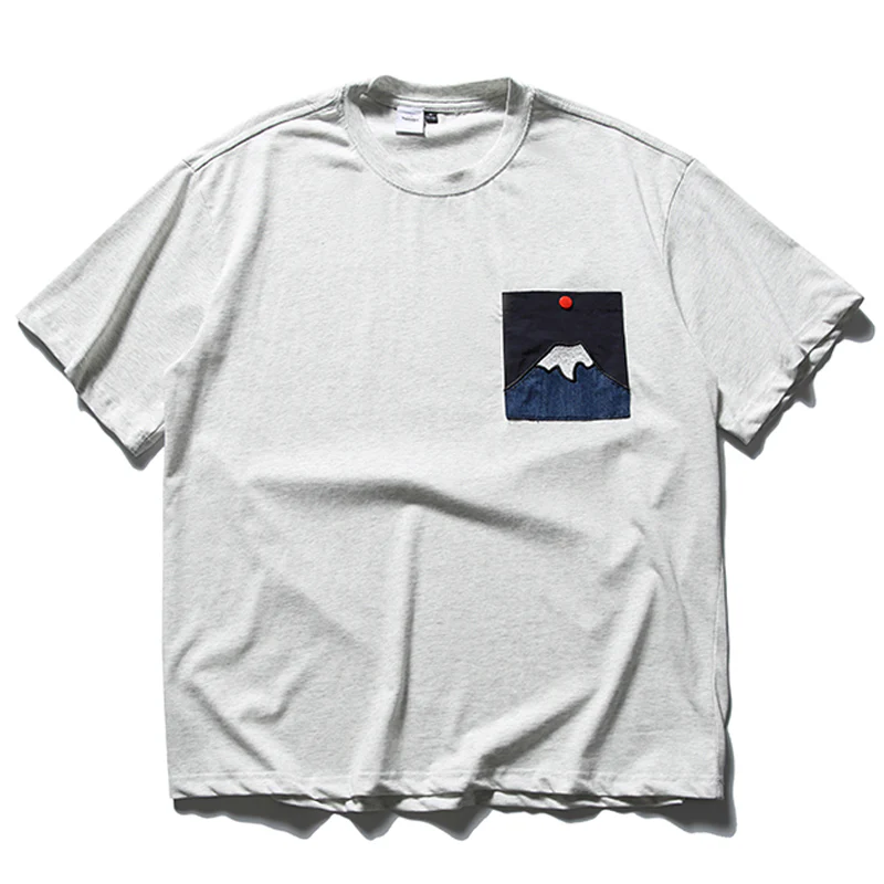 「朝日の富士」パッチポケット付きコットン半袖Tee - Image 2