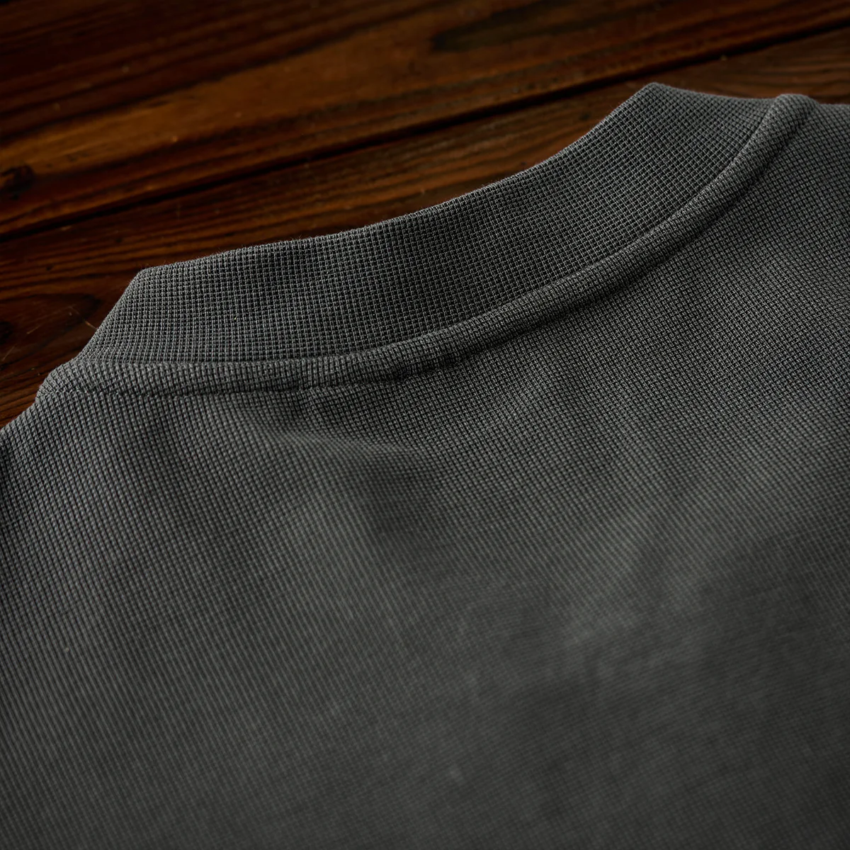 ワンポイントタグ入り 3つボタンワッフルヘンリーネックTシャツ - Image 15