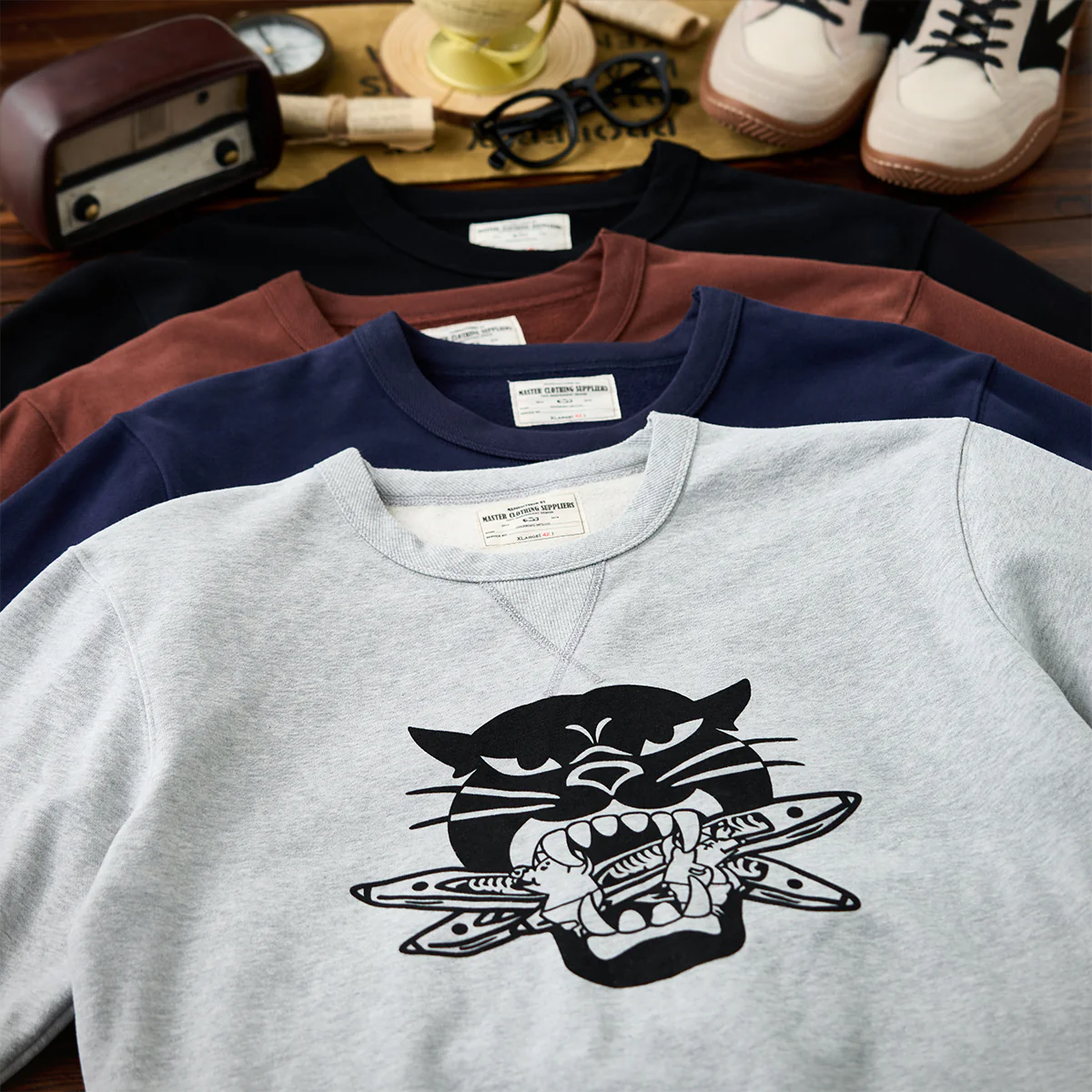 「魚雷をくわえているヒョウ」プリント 裏微起毛Vガゼットスウェット - Image 7