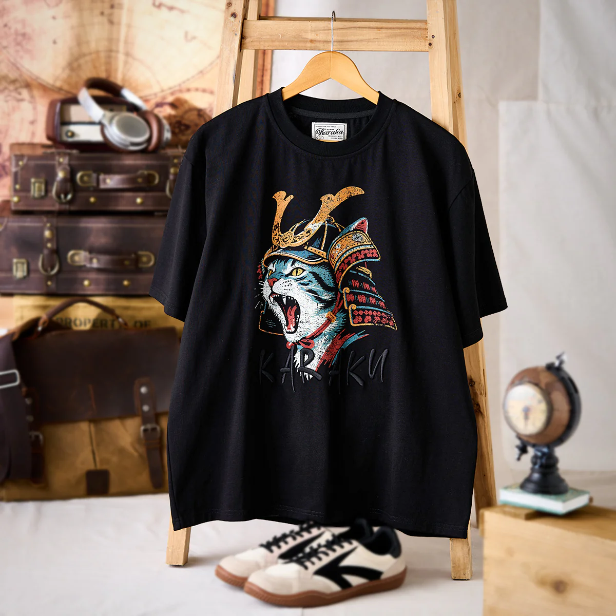 「烈吼ノ幕府将軍猫」プリント&karaku刺繍入りコットンTシャツ - Image 3