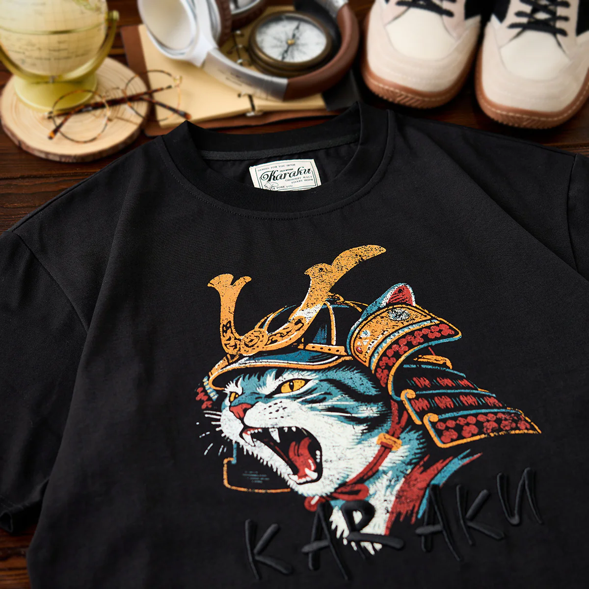 「烈吼ノ幕府将軍猫」プリント&karaku刺繍入りコットンTシャツ - Image 4