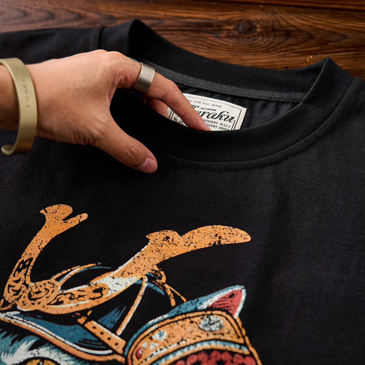 「烈吼ノ幕府将軍猫」プリント&karaku刺繍入りコットンTシャツ - Image 7