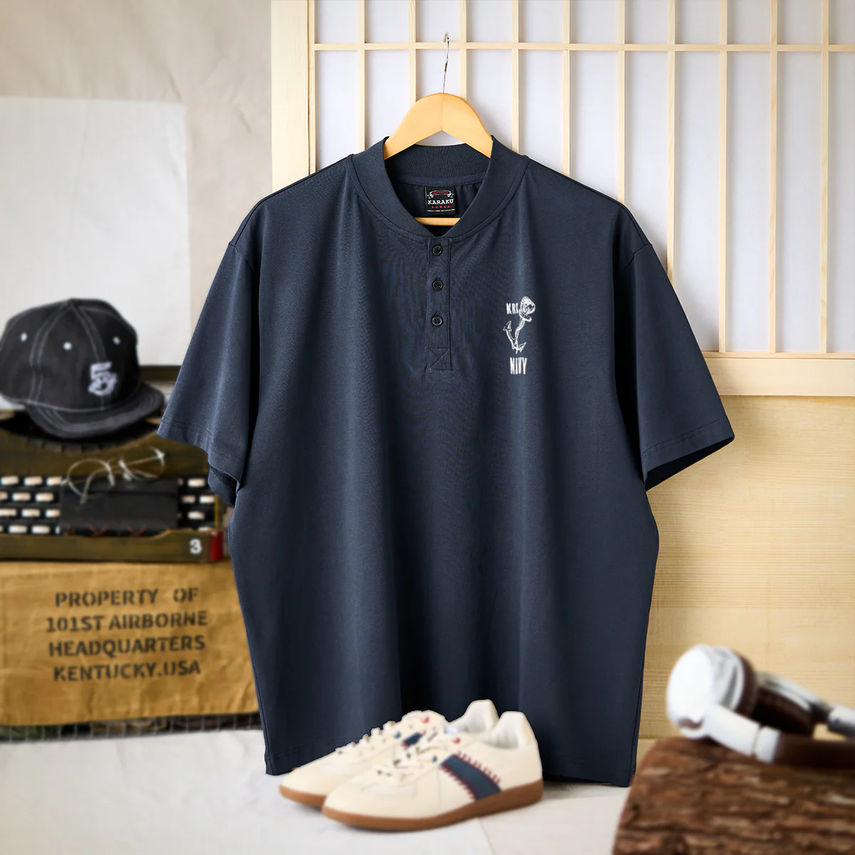 「NAVY」錨プリントコットンヘンリーネックTee - Image 3
