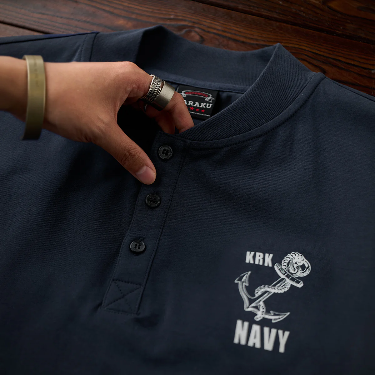 「NAVY」錨プリントコットンヘンリーネックTee - Image 8