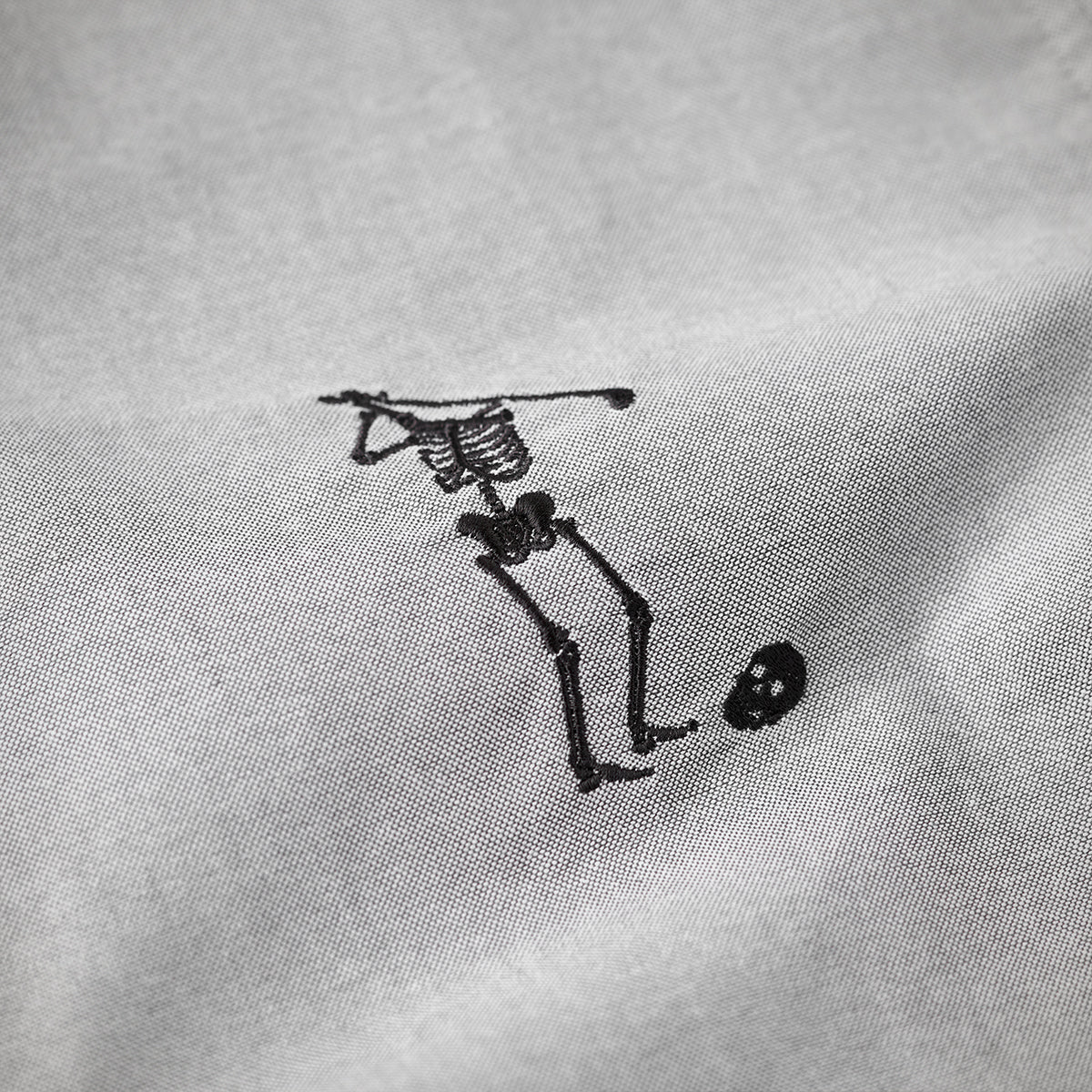 赤ヒモ付き「ゴルフスイングの首が落ちた骸骨」刺繍オックスフォードシャツ - Image 13