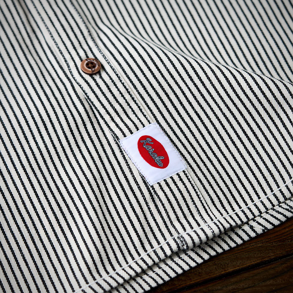 紅白ヒモ付き 「Karaku」刺繡ロゴ 先染めストライプ半袖シャツ - Image 13