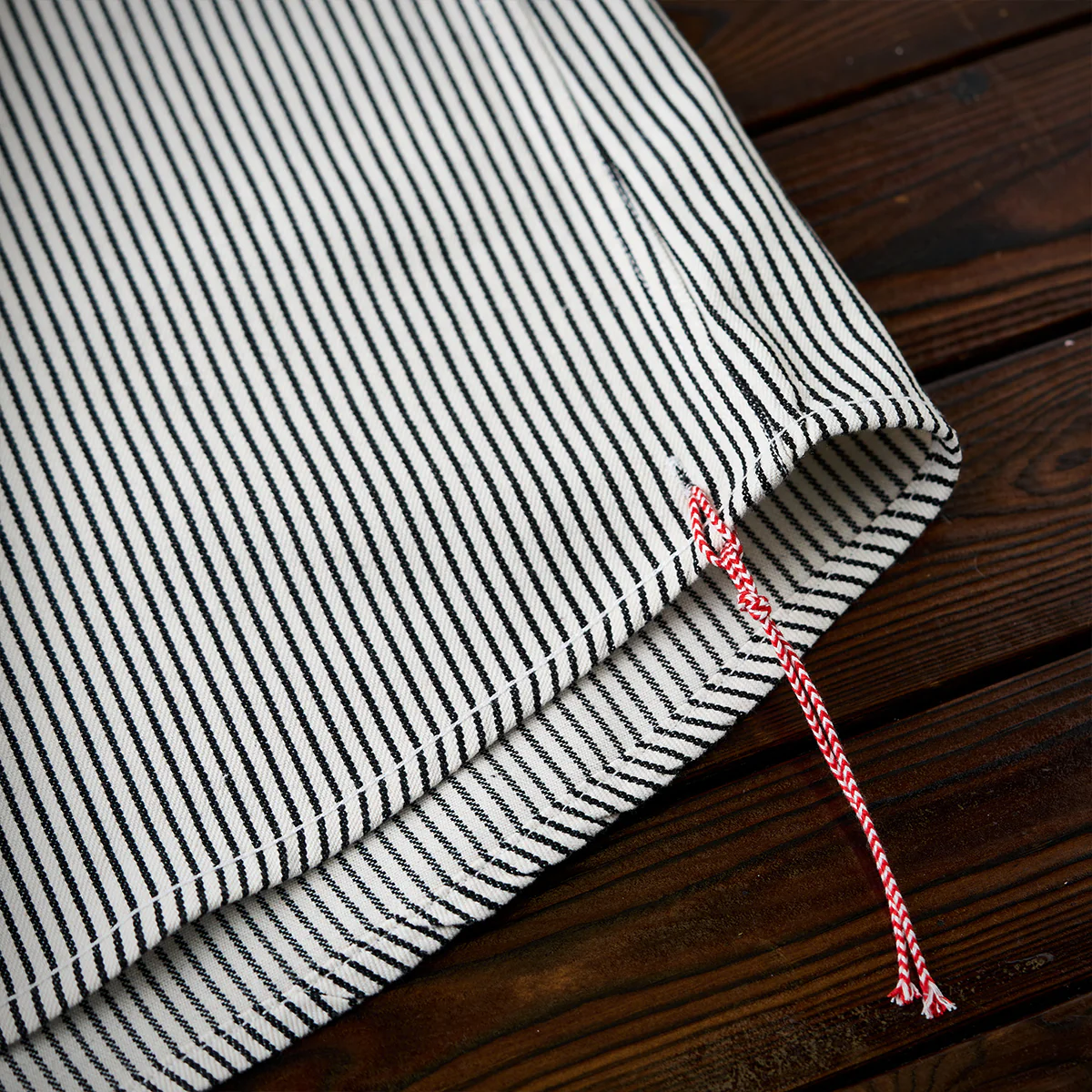 紅白ヒモ付き 「Karaku」刺繡ロゴ 先染めストライプ半袖シャツ - Image 14