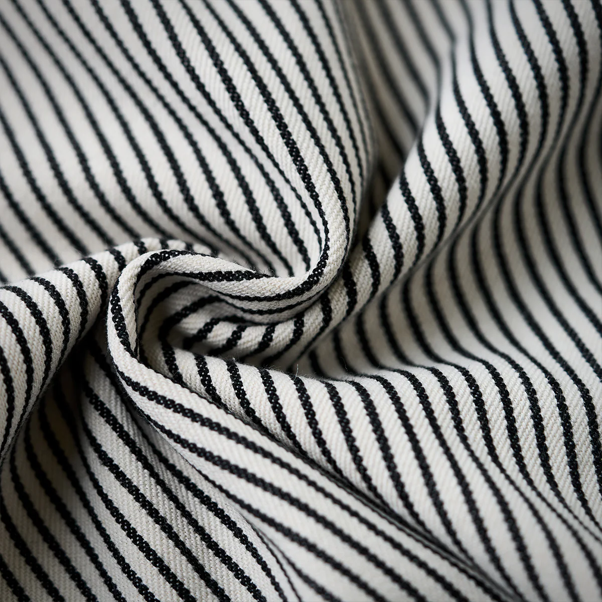 紅白ヒモ付き 「Karaku」刺繡ロゴ 先染めストライプ半袖シャツ - Image 15