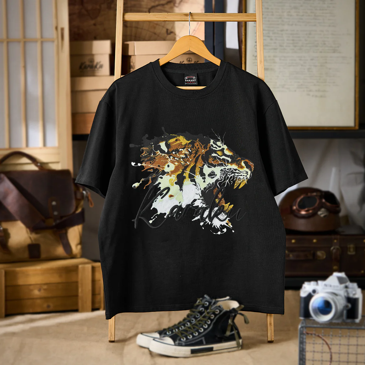 KARAKU×田中ラオウ「金虎」プリント&刺繍入りコットンTee - Image 3