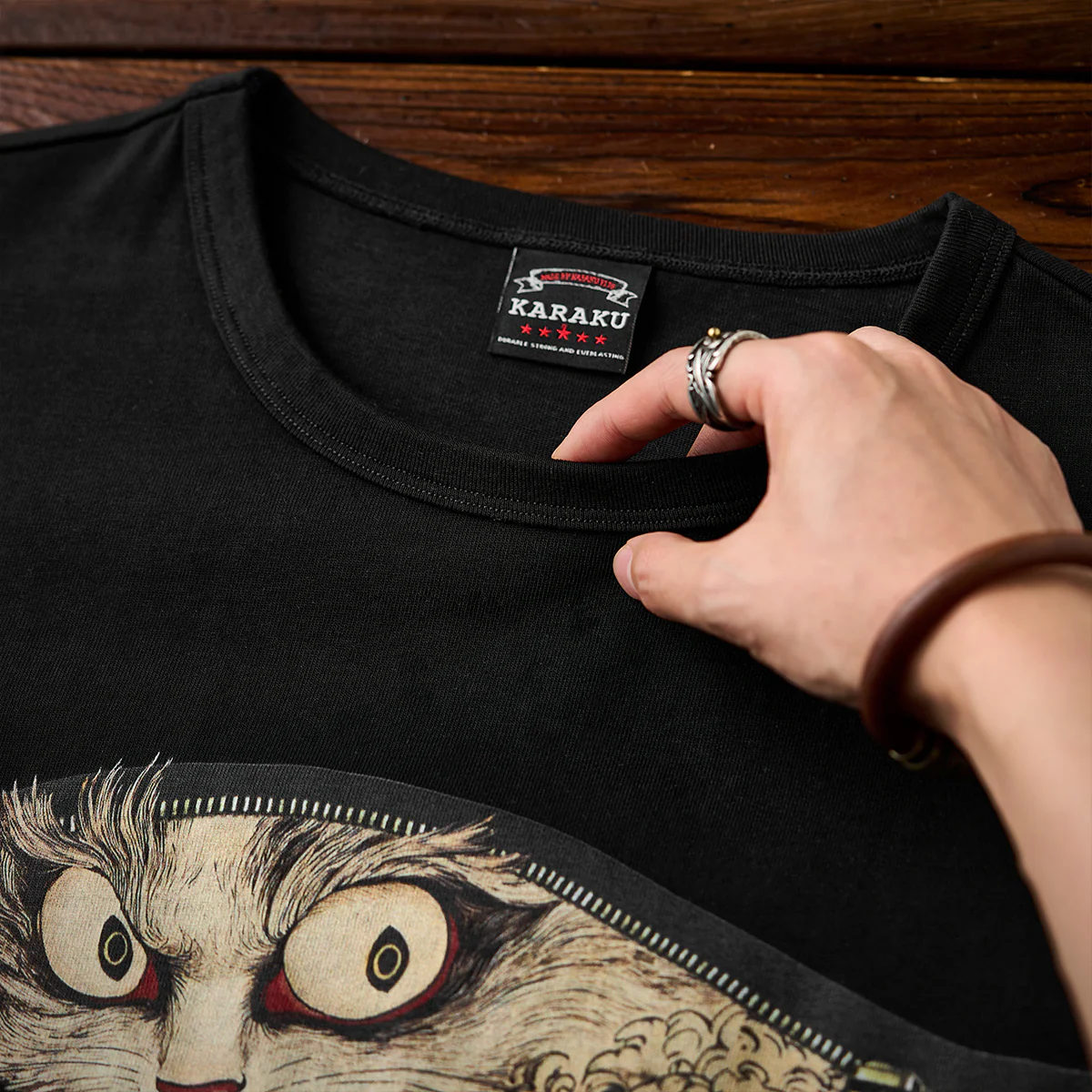 「クロスジップの隙間から覗く化け猫」浮世絵風プリントコットンTee - Image 11