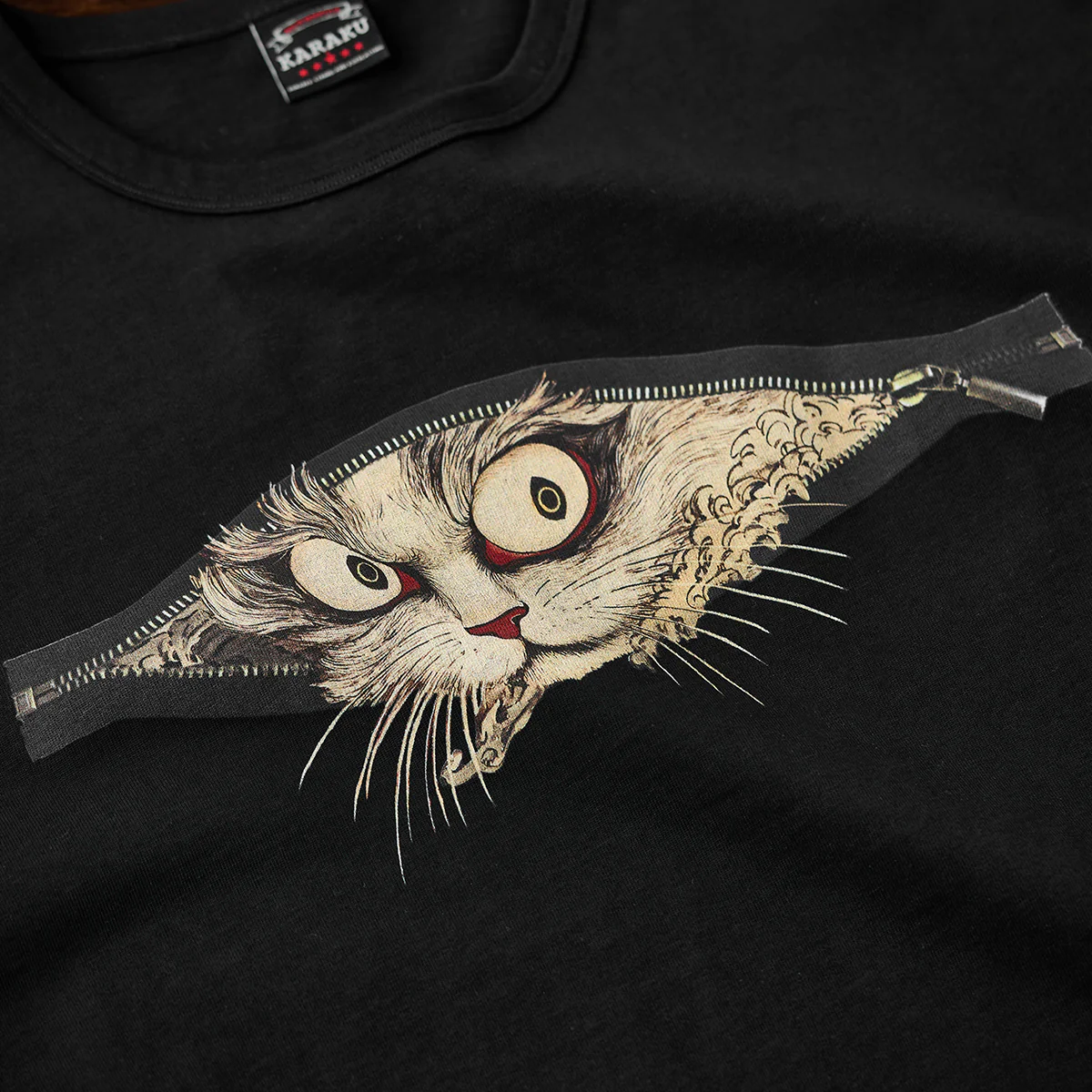 「クロスジップの隙間から覗く化け猫」浮世絵風プリントコットンTee - Image 12