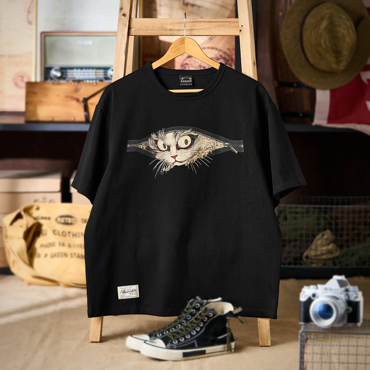 「クロスジップの隙間から覗く化け猫」浮世絵風プリントコットンTee - Image 3