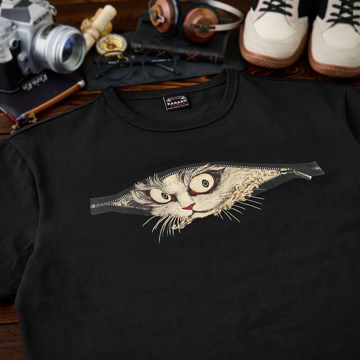 「クロスジップの隙間から覗く化け猫」浮世絵風プリントコットンTee - Image 4