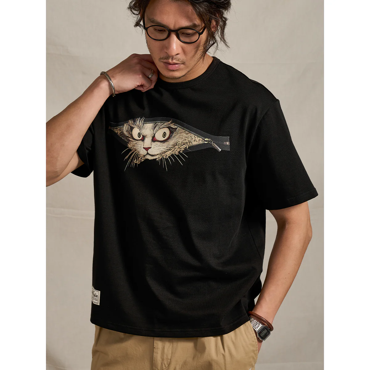 「クロスジップの隙間から覗く化け猫」浮世絵風プリントコットンTee - Image 6