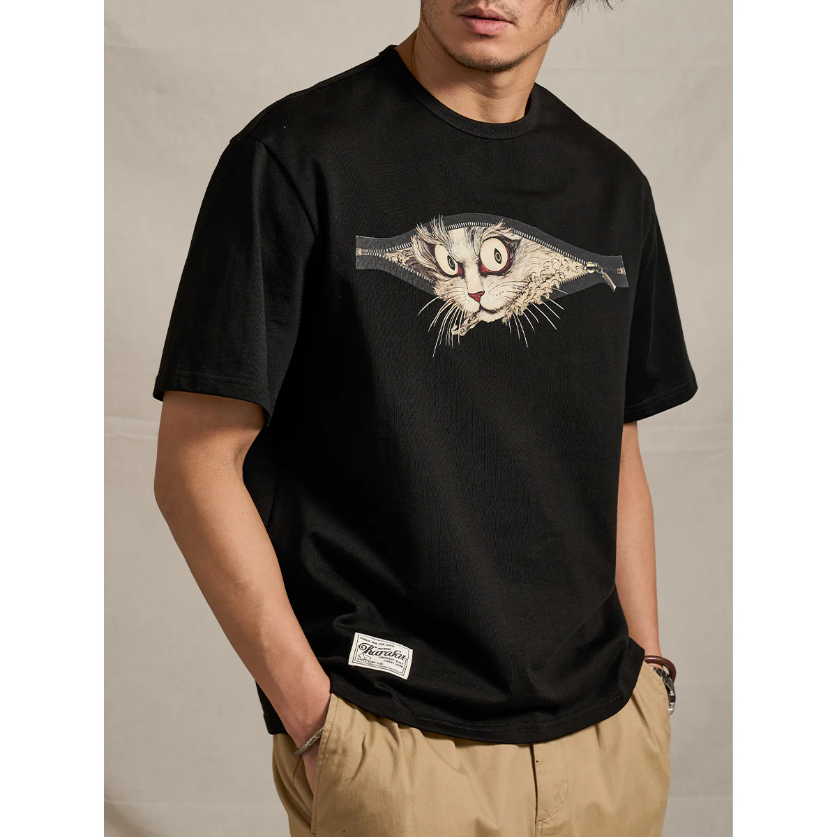 「クロスジップの隙間から覗く化け猫」浮世絵風プリントコットンTee - Image 7