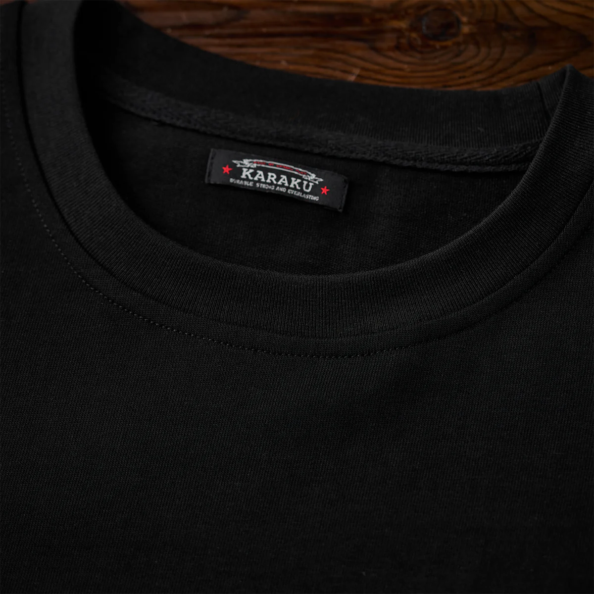 紅白ヒモ付き 「KaraKu」ロゴ刺繡入りブラックコットンTee - Image 10