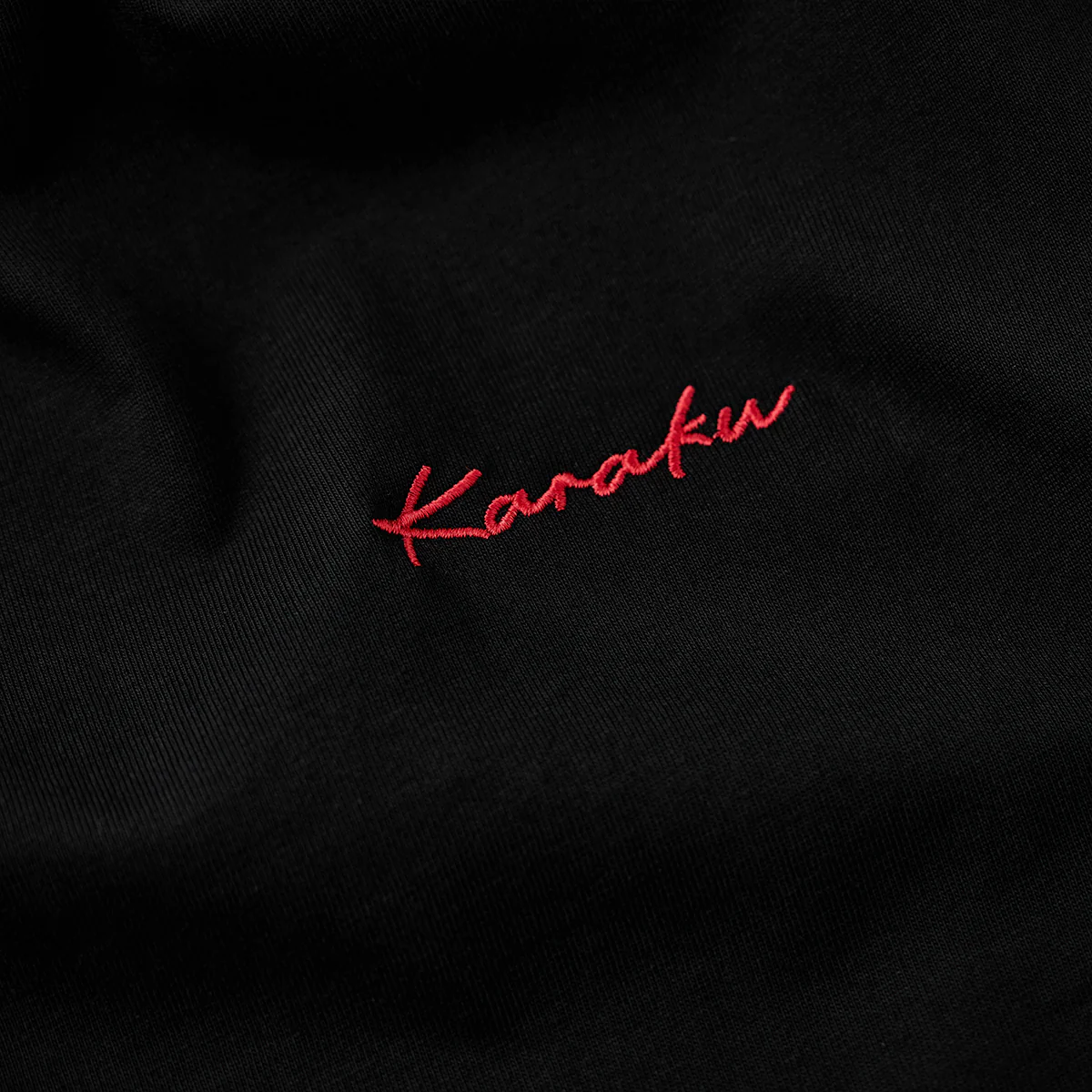 紅白ヒモ付き 「KaraKu」ロゴ刺繡入りブラックコットンTee - Image 12