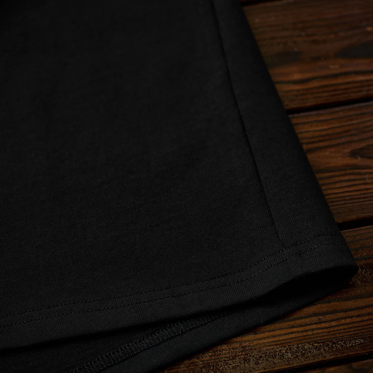 紅白ヒモ付き 「KaraKu」ロゴ刺繡入りブラックコットンTee - Image 14