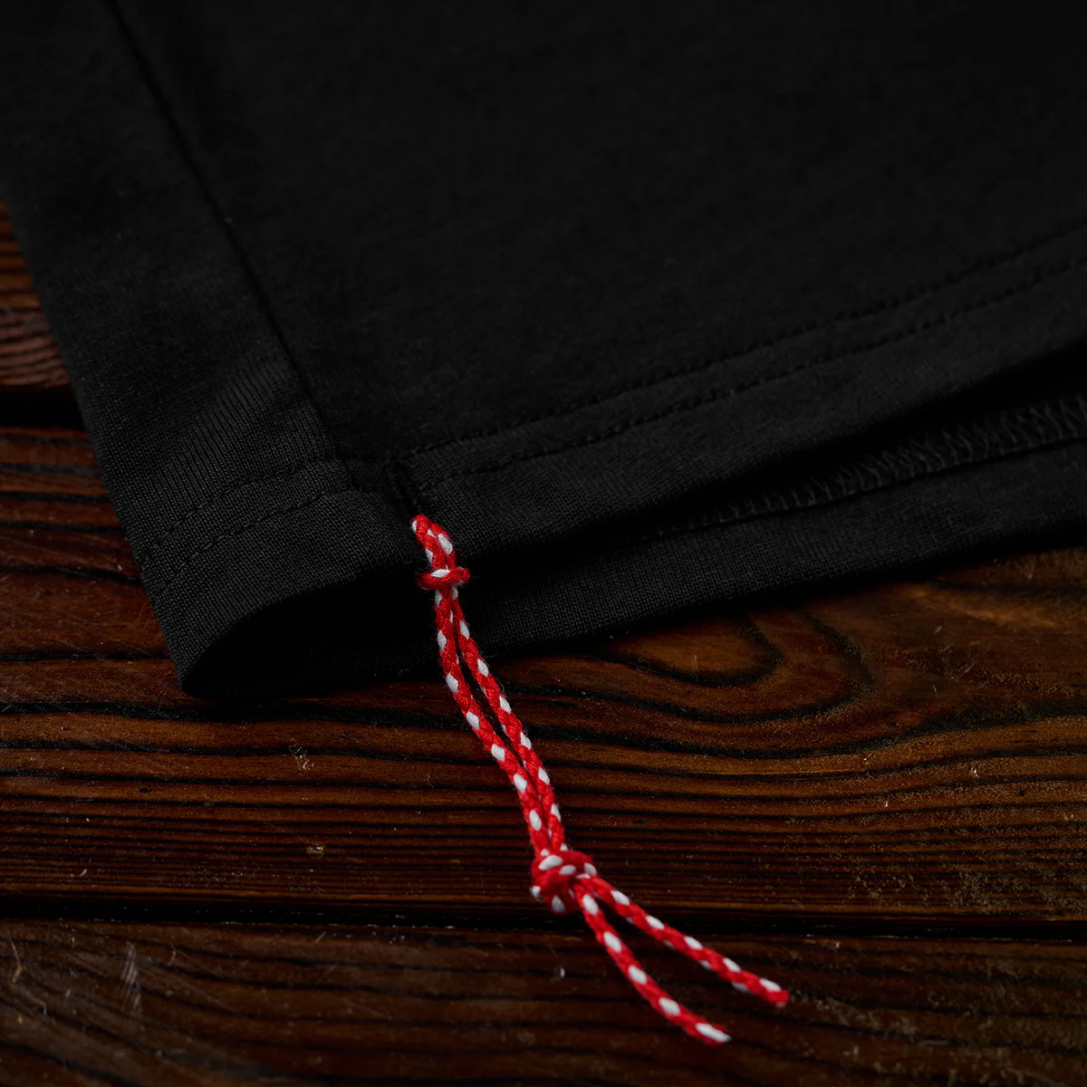 紅白ヒモ付き 「KaraKu」ロゴ刺繡入りブラックコットンTee - Image 15