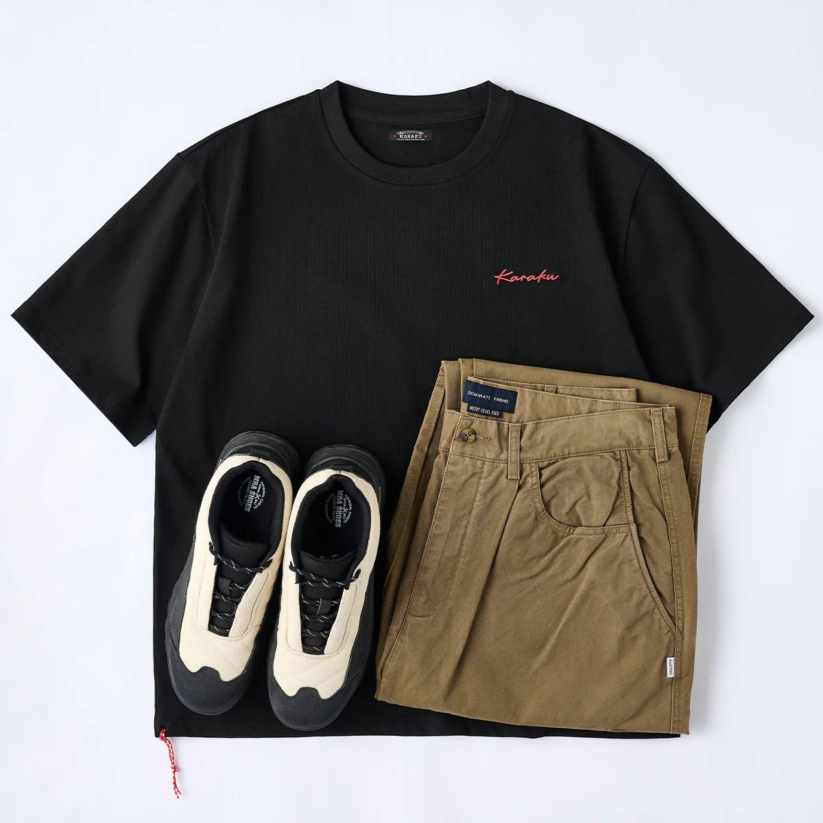 紅白ヒモ付き 「KaraKu」ロゴ刺繡入りブラックコットンTee - Image 17