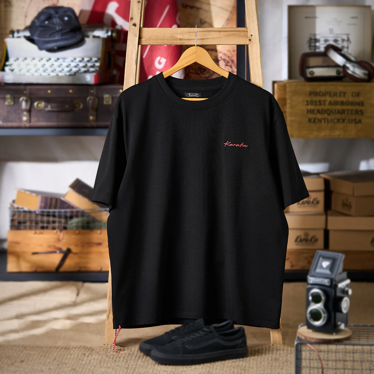 紅白ヒモ付き 「KaraKu」ロゴ刺繡入りブラックコットンTee - Image 3