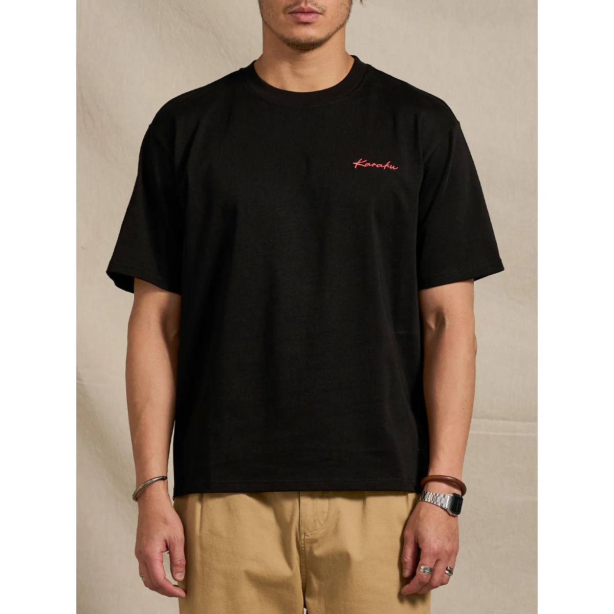 紅白ヒモ付き 「KaraKu」ロゴ刺繡入りブラックコットンTee - Image 6