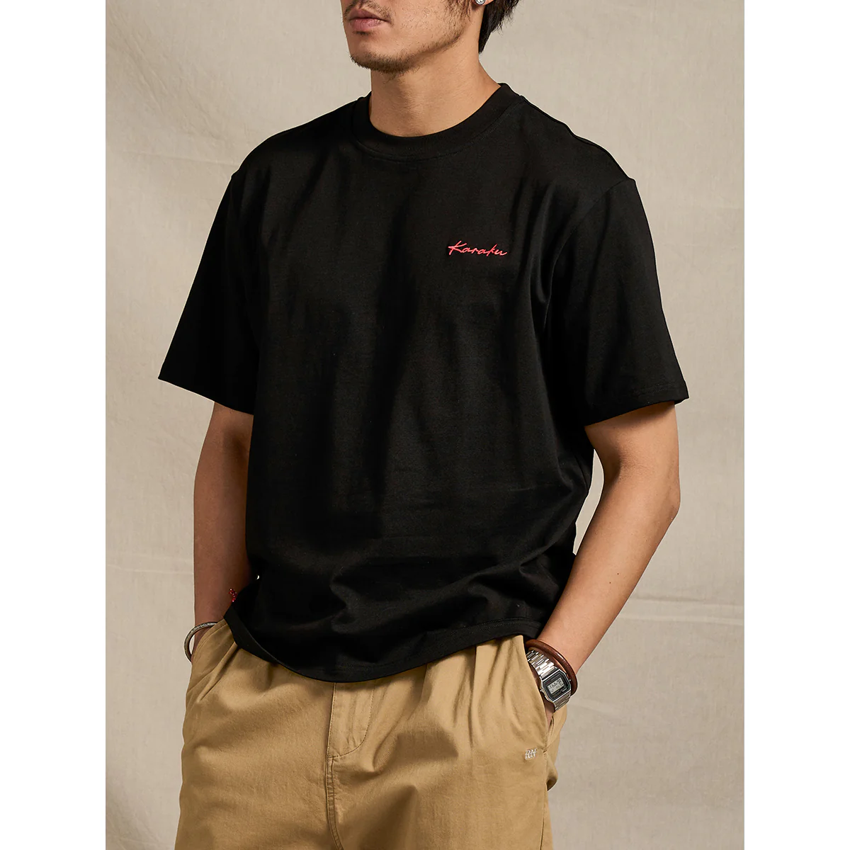 紅白ヒモ付き 「KaraKu」ロゴ刺繡入りブラックコットンTee - Image 8