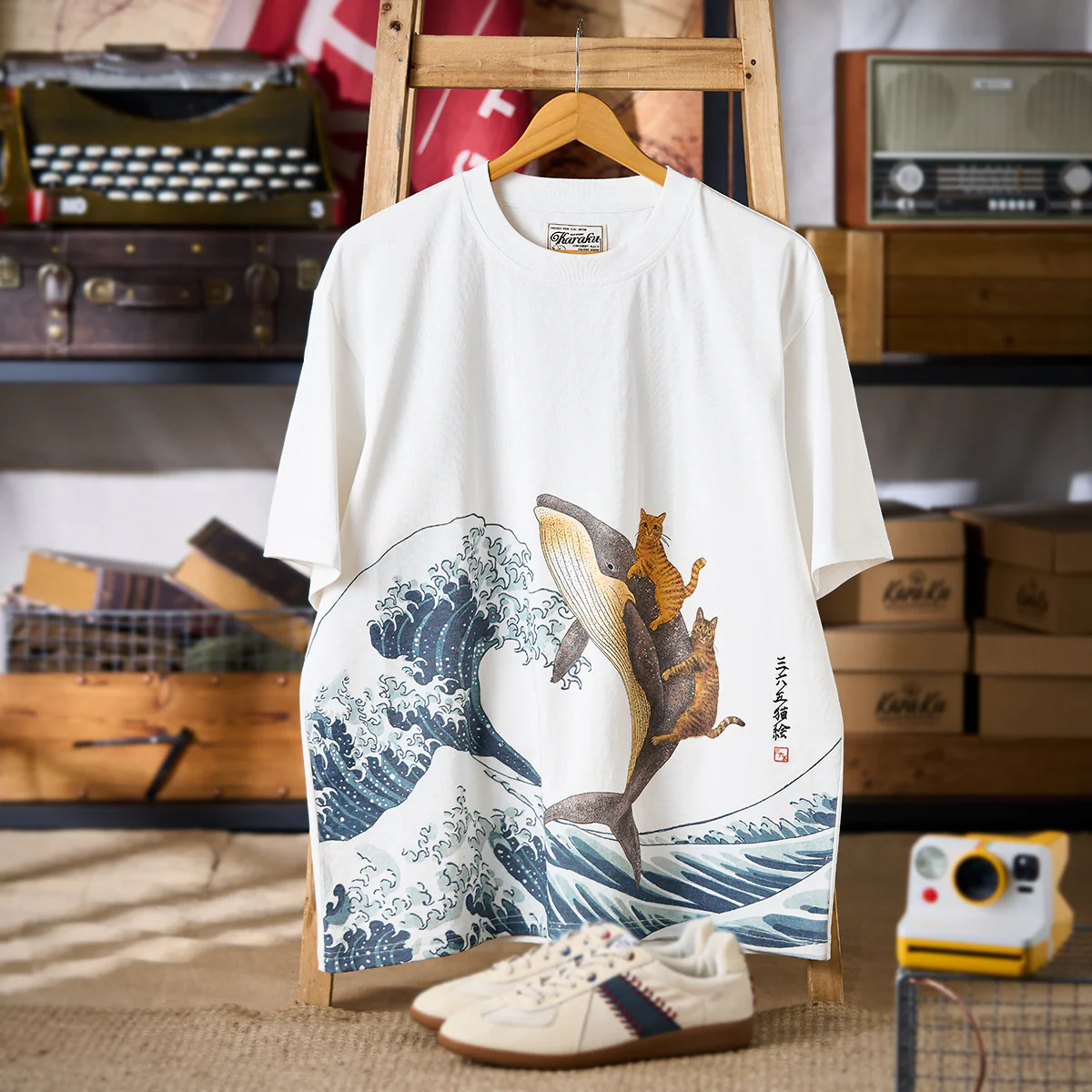 「KaraKux365CAT.ART」鯨と泳ぐ猫 浮世絵柄コットンTee - Image 3