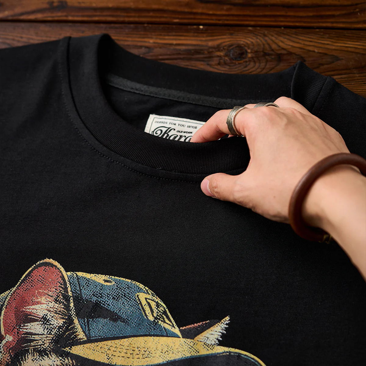 「猫ラッパー」クラックプリント&KaraKu刺繡入りコットンTee - Image 11