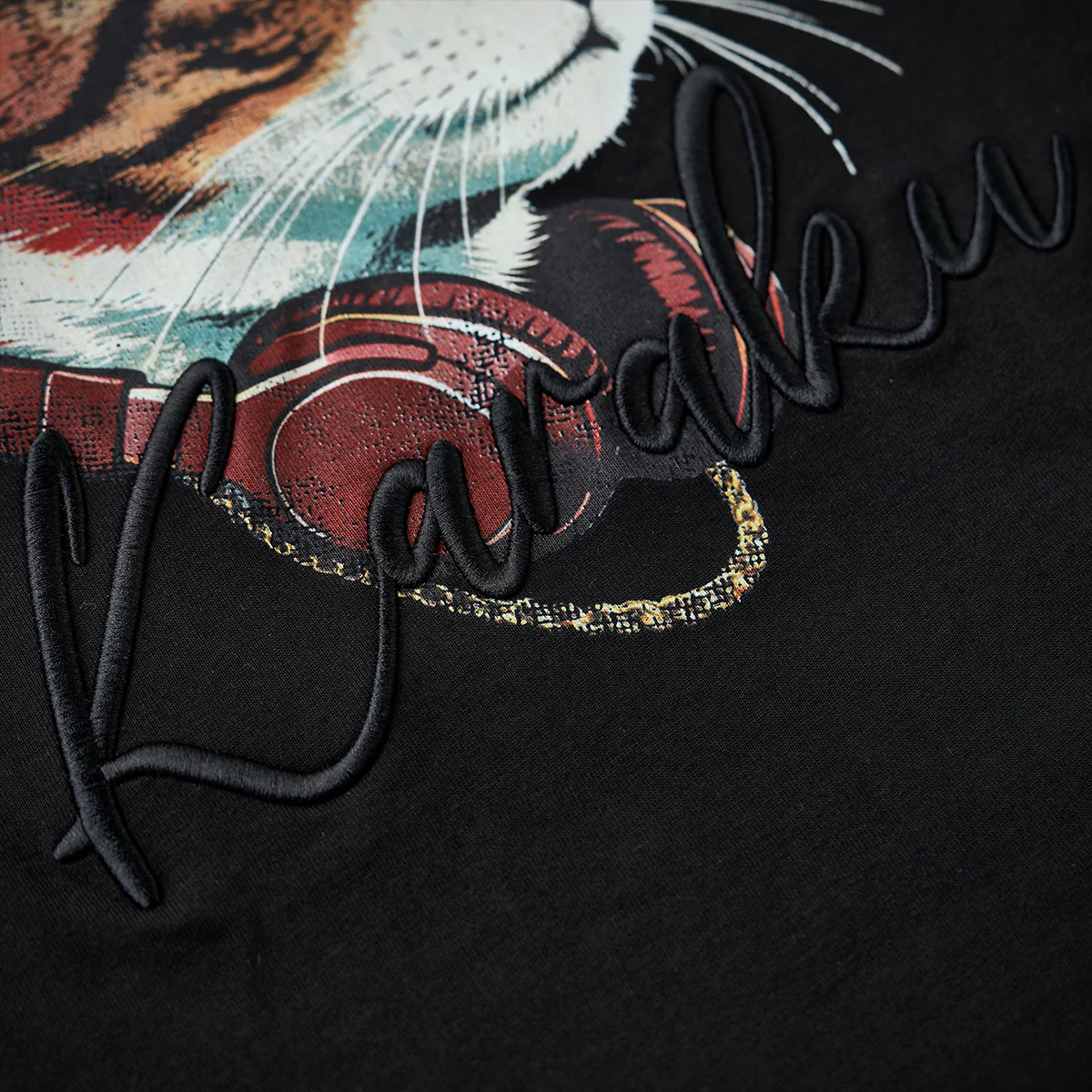 「猫ラッパー」クラックプリント&KaraKu刺繡入りコットンTee - Image 13
