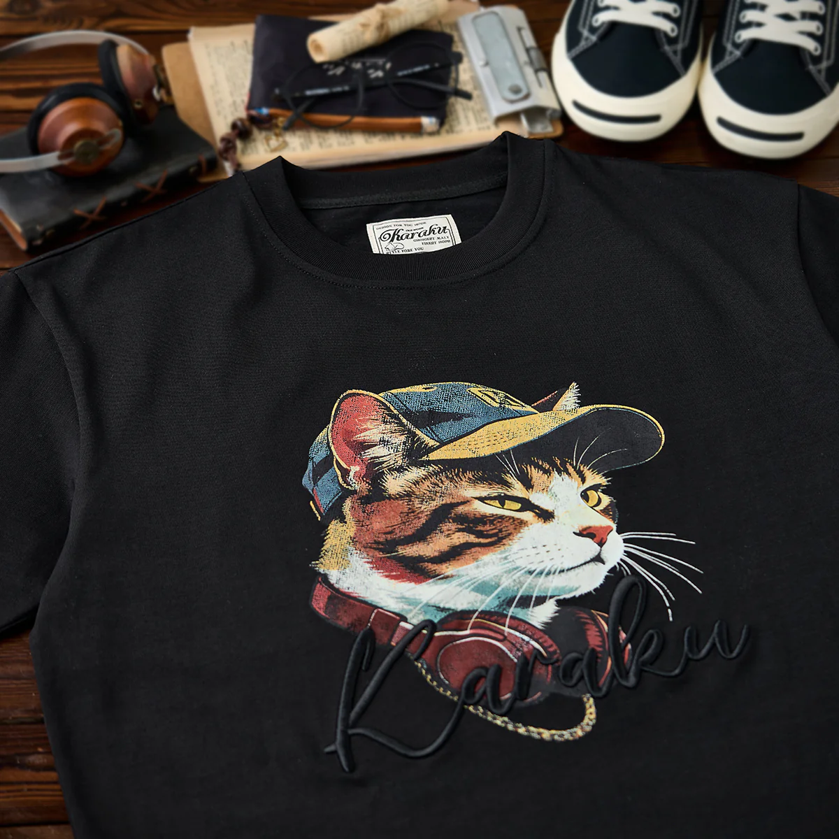 「猫ラッパー」クラックプリント&KaraKu刺繡入りコットンTee - Image 4