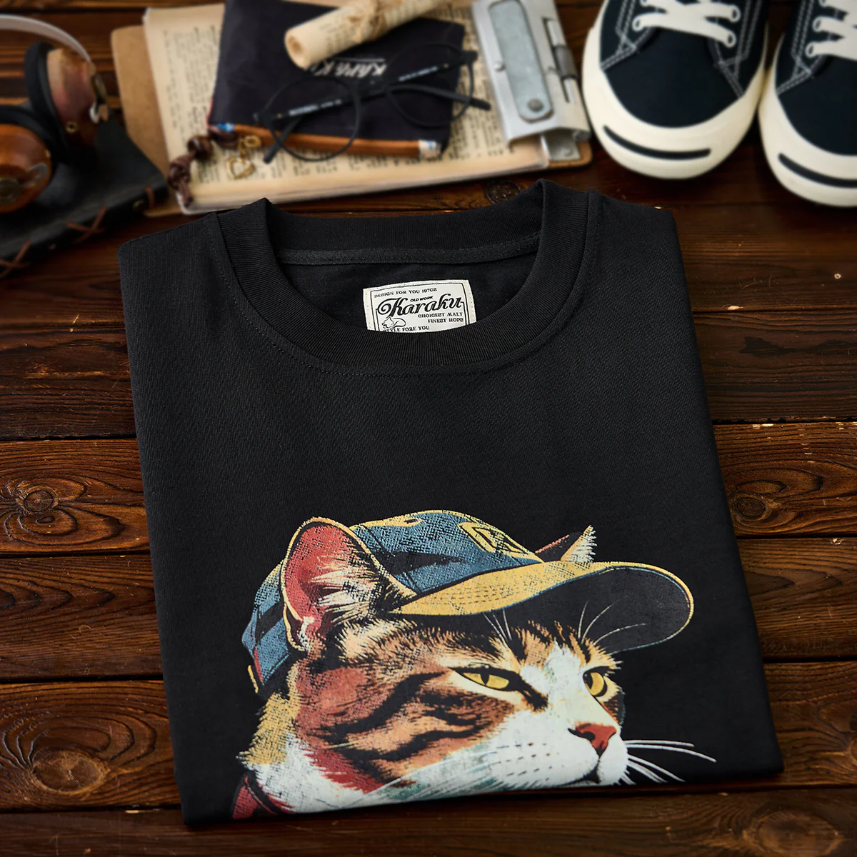 「猫ラッパー」クラックプリント&KaraKu刺繡入りコットンTee - Image 5