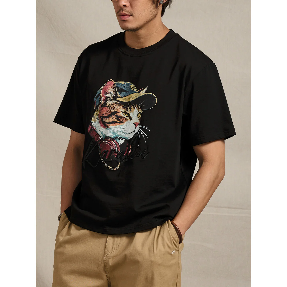 「猫ラッパー」クラックプリント&KaraKu刺繡入りコットンTee - Image 8
