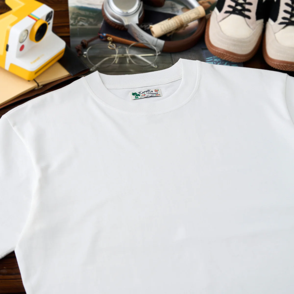 【予約】「ビーチのサーファーたち」プリント 裾ワンポイントコットンTee - Image 4