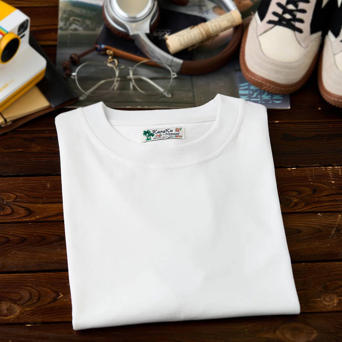 【予約】「ビーチのサーファーたち」プリント 裾ワンポイントコットンTee - Image 5