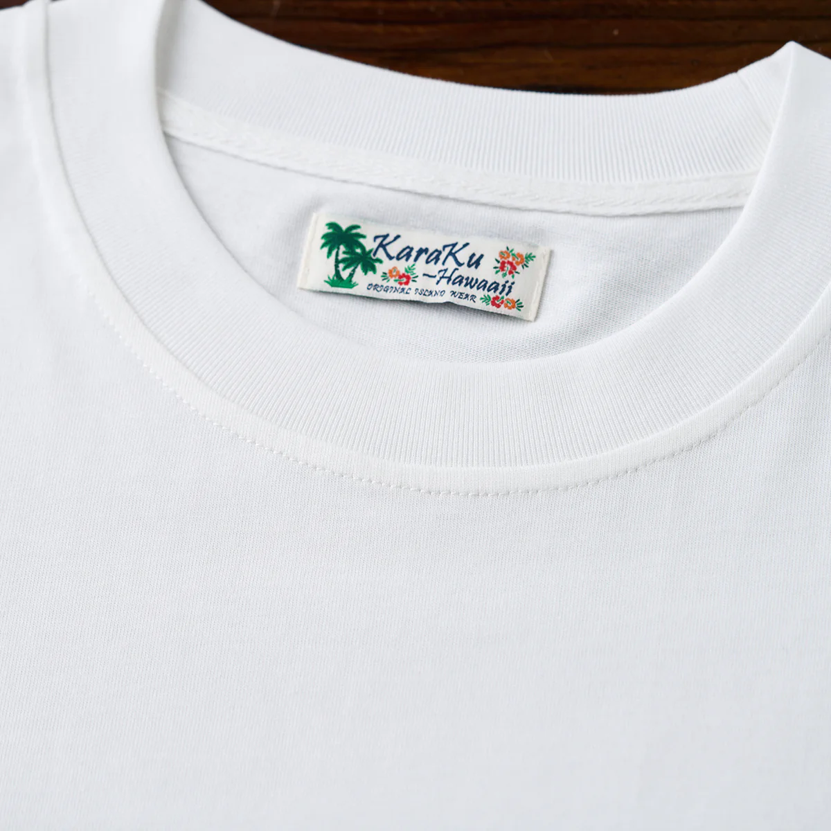 【予約】「ビーチのサーファーたち」プリント 裾ワンポイントコットンTee - Image 6