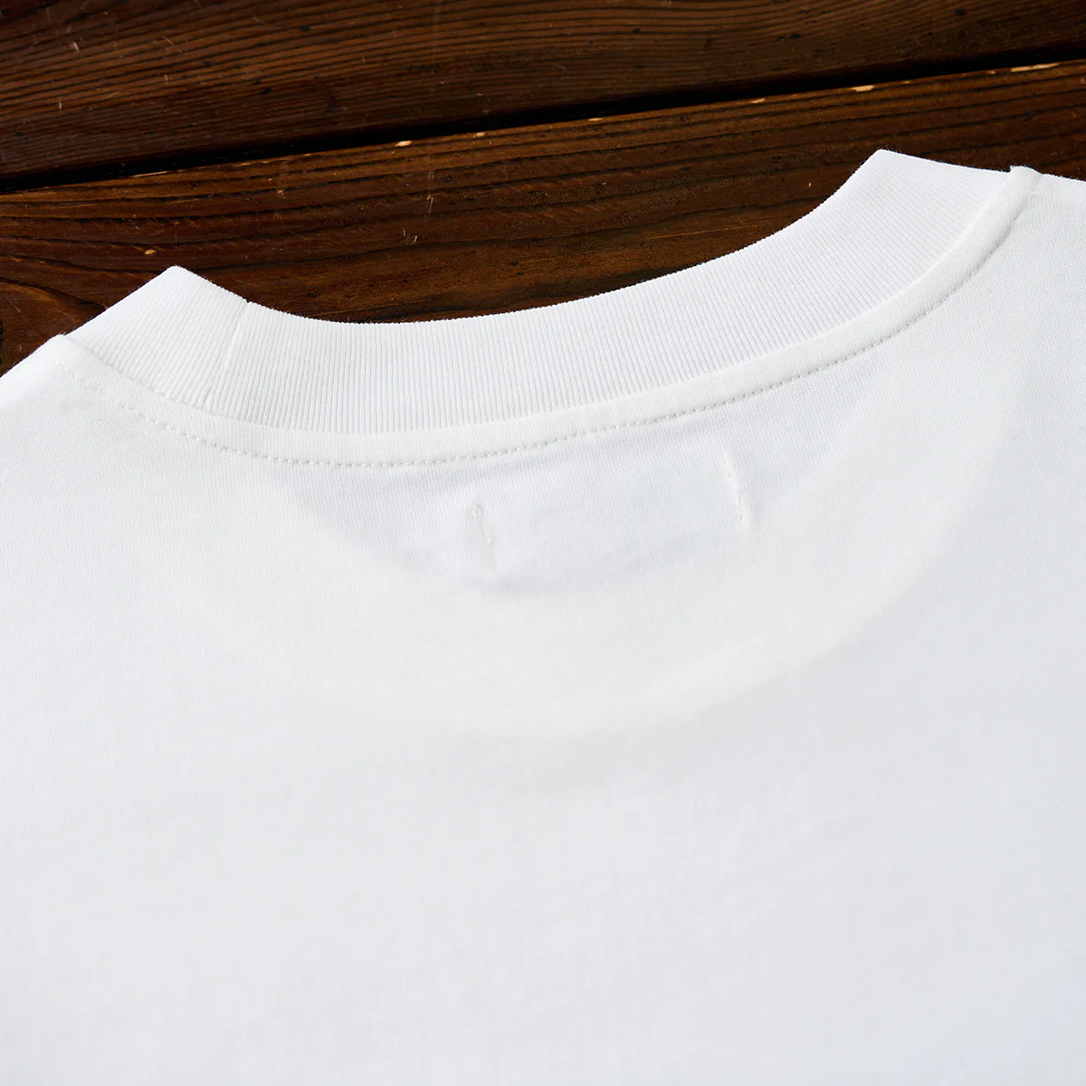 【予約】「ビーチのサーファーたち」プリント 裾ワンポイントコットンTee - Image 7