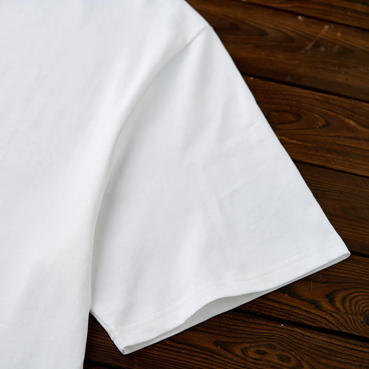 【予約】「ビーチのサーファーたち」プリント 裾ワンポイントコットンTee - Image 9