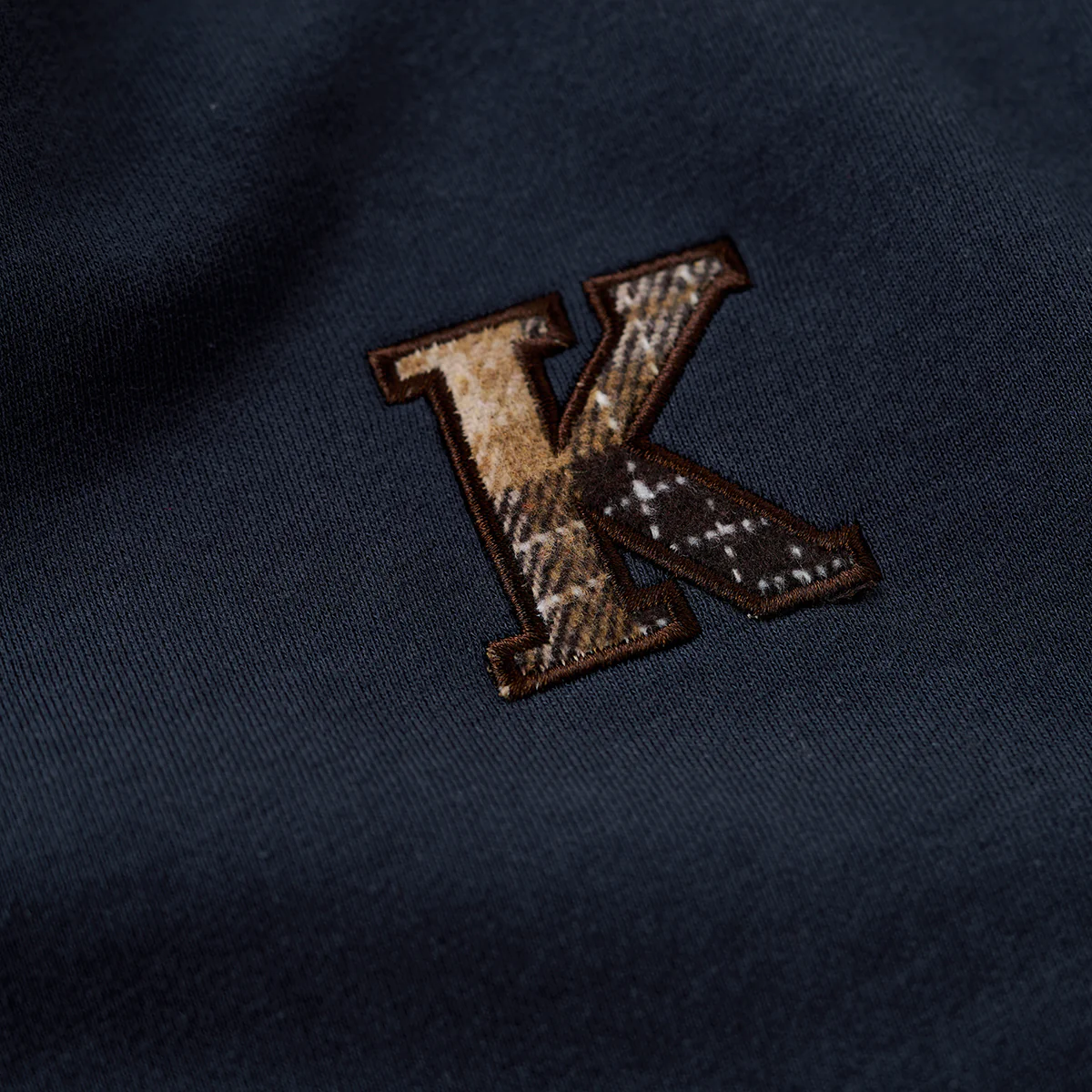 「K」刺繍パッチ入り　起毛チェック柄切替フェイクレイヤードスウェット - Image 12