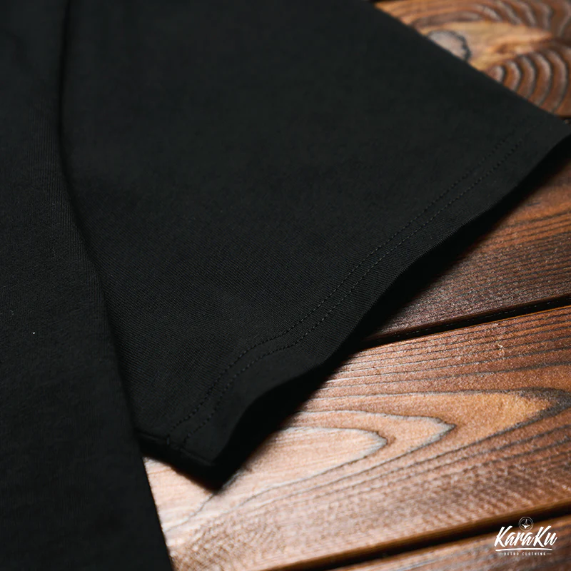 「ガイコツで遊ぶいたずらな猫」刺繡入り　コットン半袖Tee - Image 8