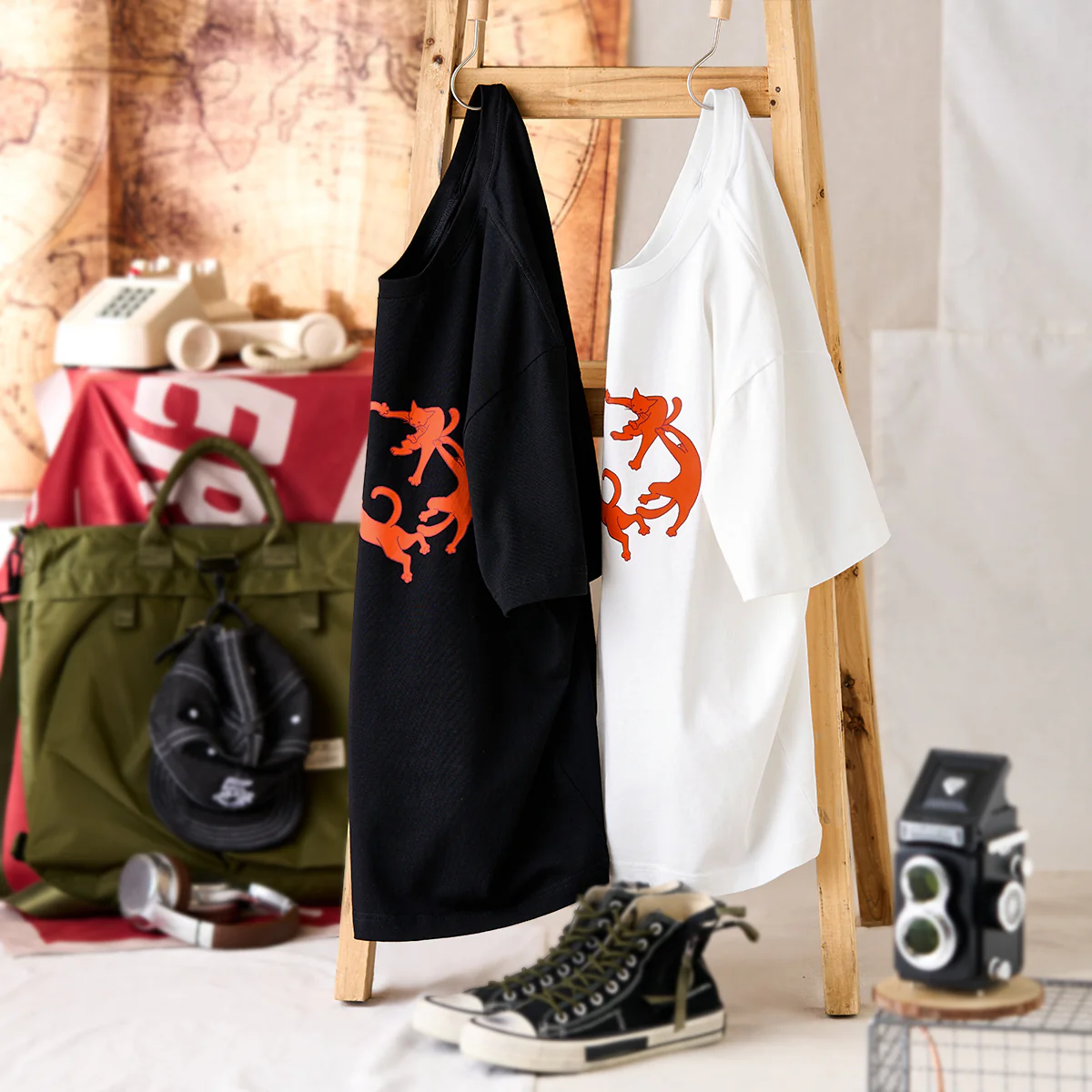 「KaraKu Art・Cat Dance」パロディ風プリントコットンTシャツ - Image 4