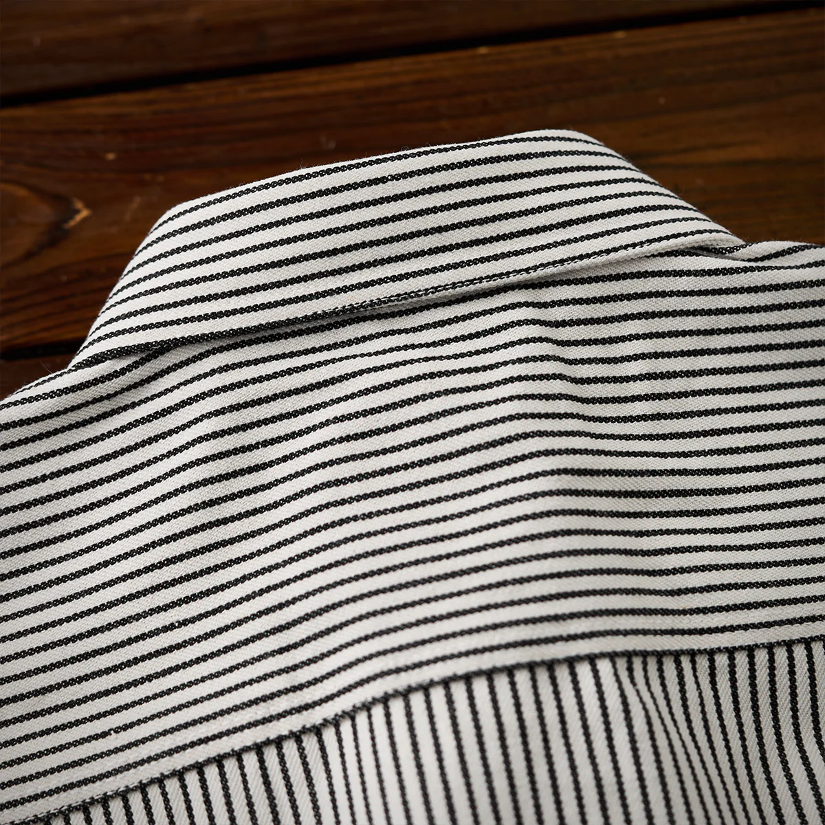 紅白ヒモ付き　「Karaku」刺繡ロゴ 先染めストライプ長袖シャツ - Image 11