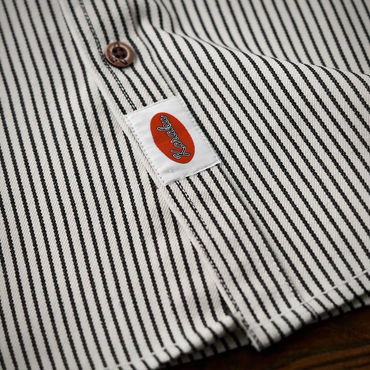 紅白ヒモ付き　「Karaku」刺繡ロゴ 先染めストライプ長袖シャツ - Image 16