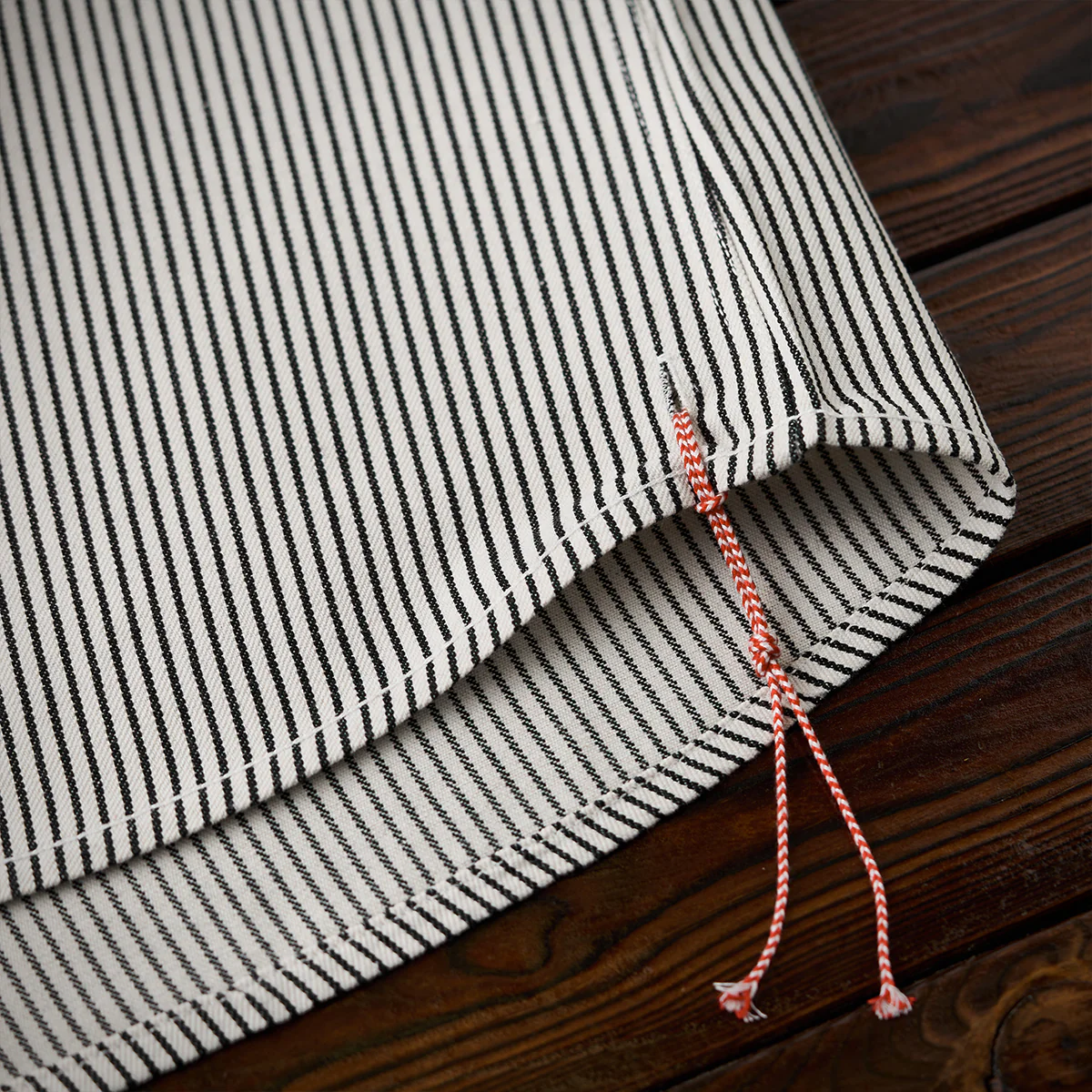紅白ヒモ付き　「Karaku」刺繡ロゴ 先染めストライプ長袖シャツ - Image 17
