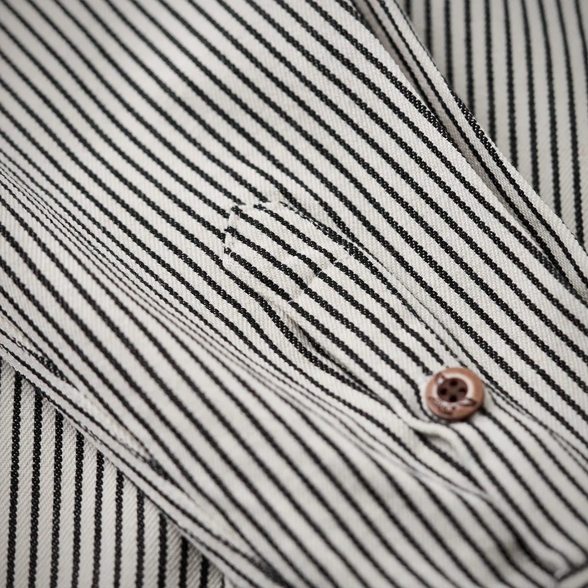 紅白ヒモ付き　「Karaku」刺繡ロゴ 先染めストライプ長袖シャツ - Image 19