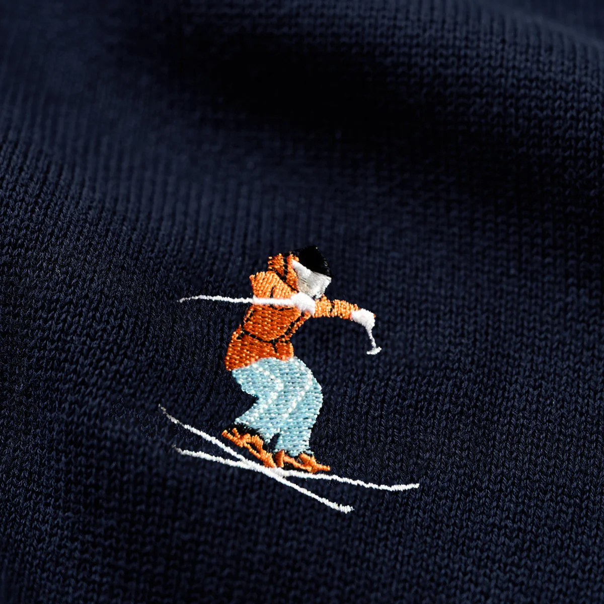 「雪山のスキーヤー」刺繍入り ネイビーニットマフラー - Image 10