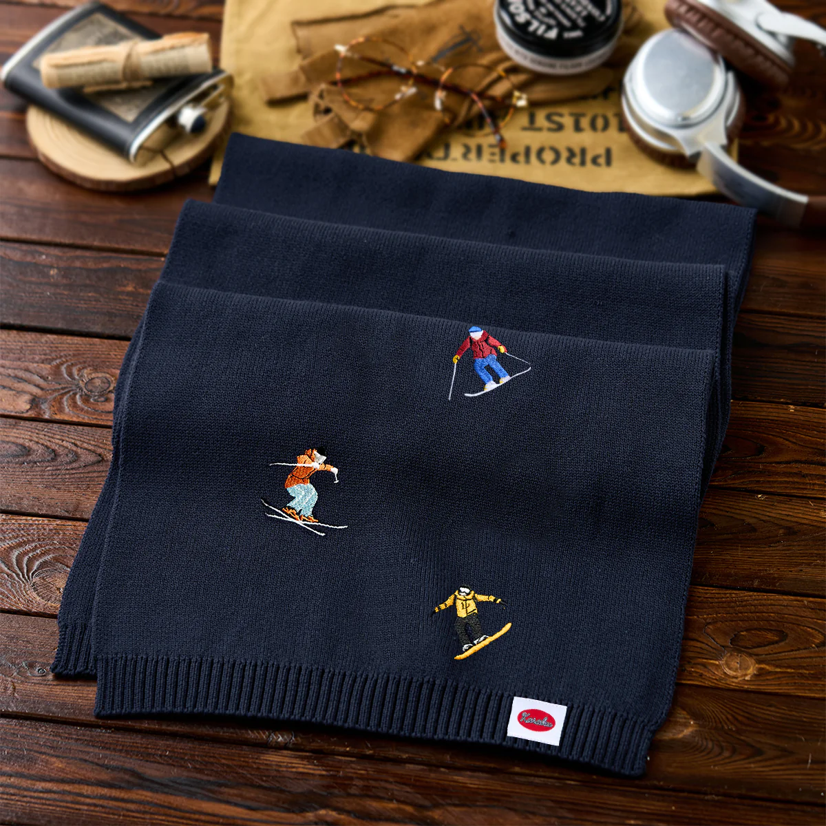 「雪山のスキーヤー」刺繍入り ネイビーニットマフラー - Image 3