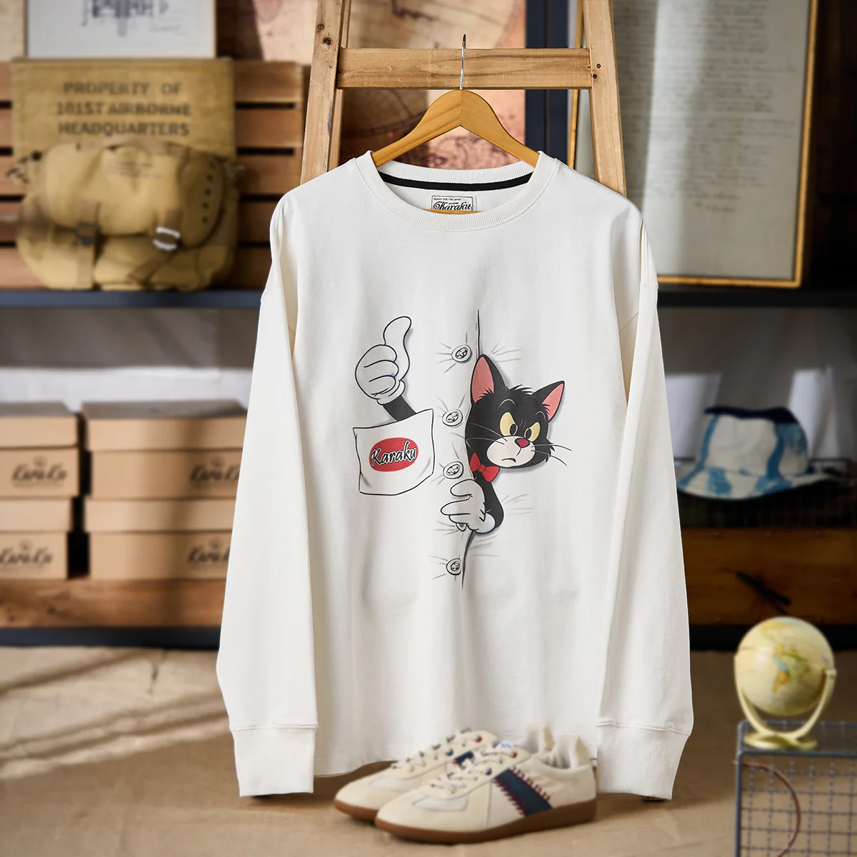 「Thumbs Up Cat」黒猫プリント入りコットンロングTee - Image 3