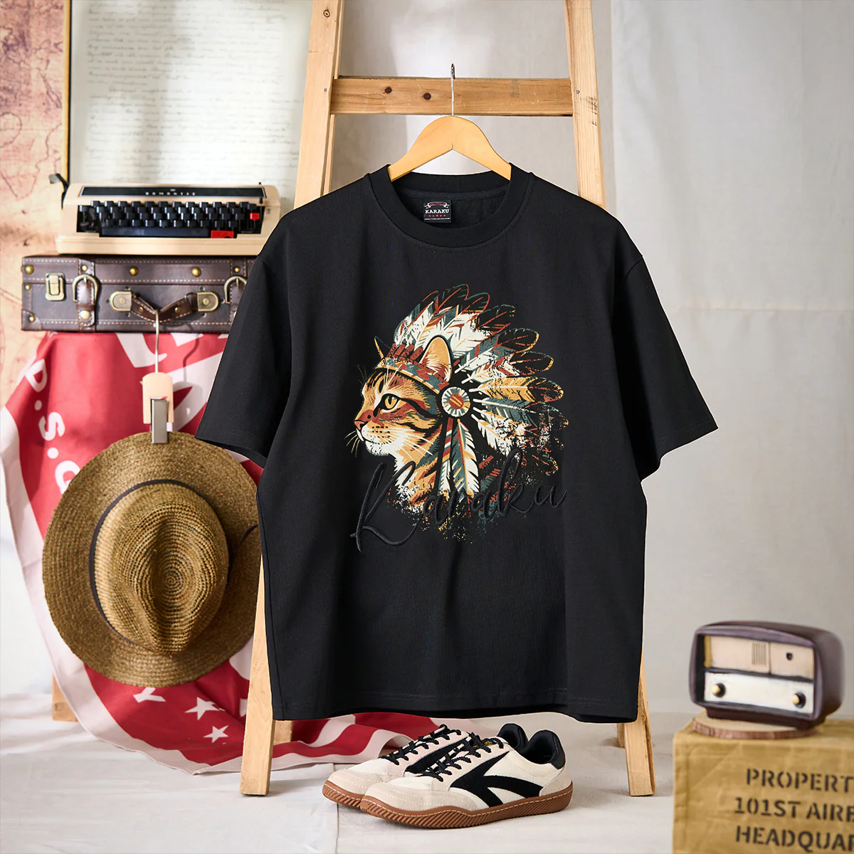 「インディアン酋長猫」プリント&karaku刺繍入りコットンTシャツ - Image 3