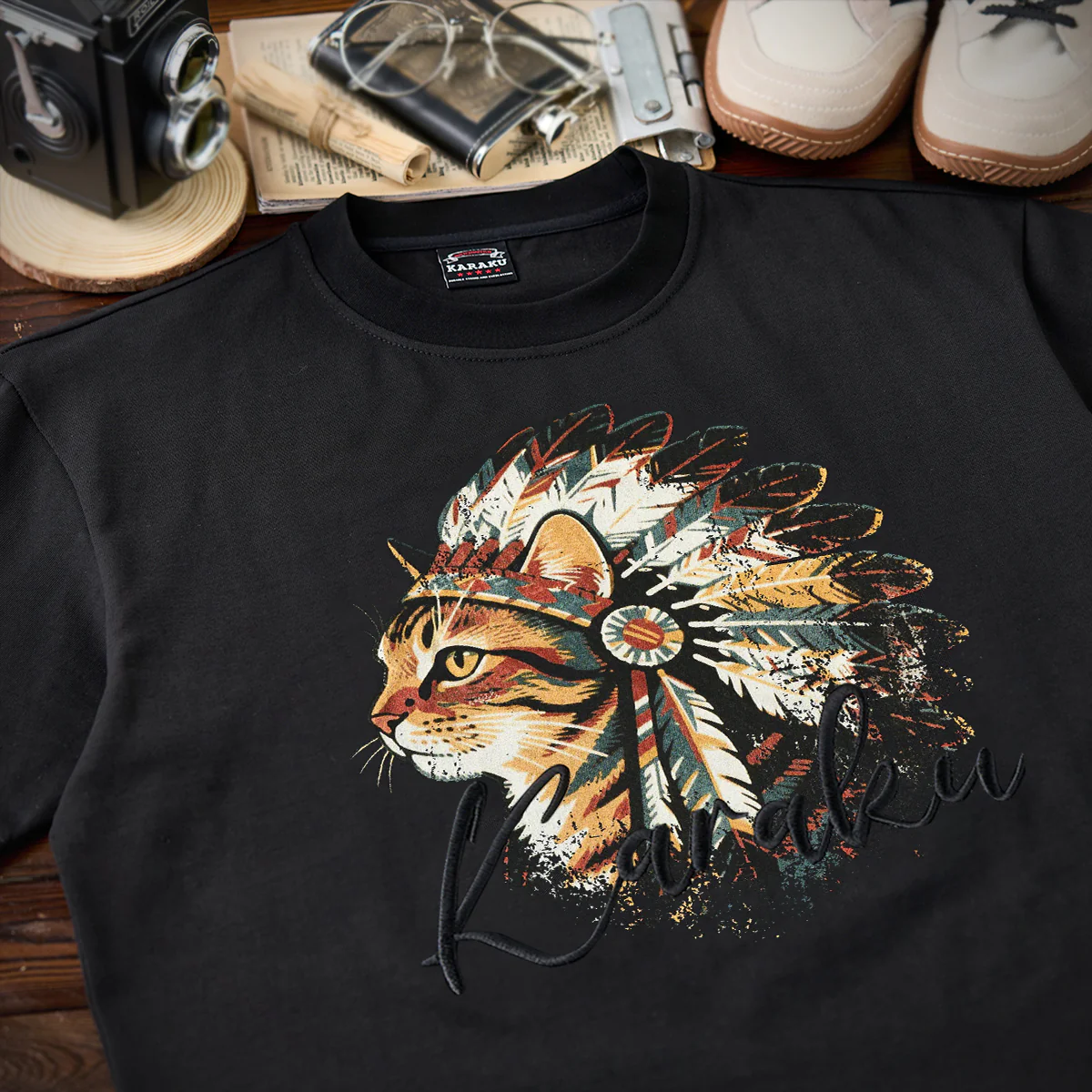 「インディアン酋長猫」プリント&karaku刺繍入りコットンTシャツ - Image 4